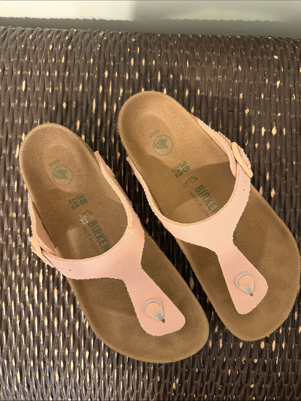 Birkenstock Women's Light Pink Thong Sandals size 7